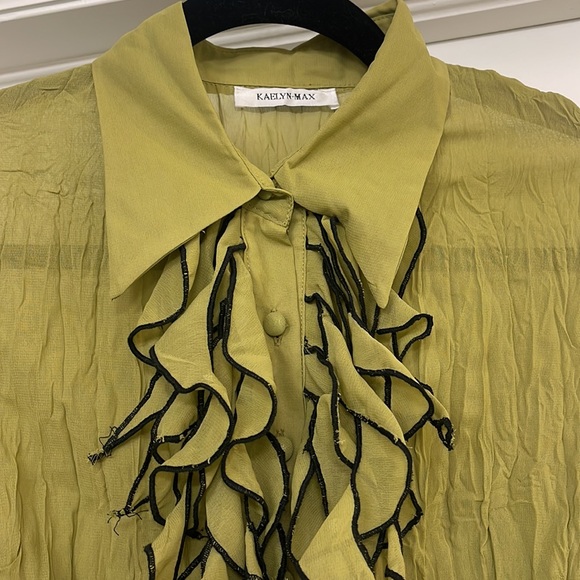 Lightweight Blouse - Picture 2 of 3